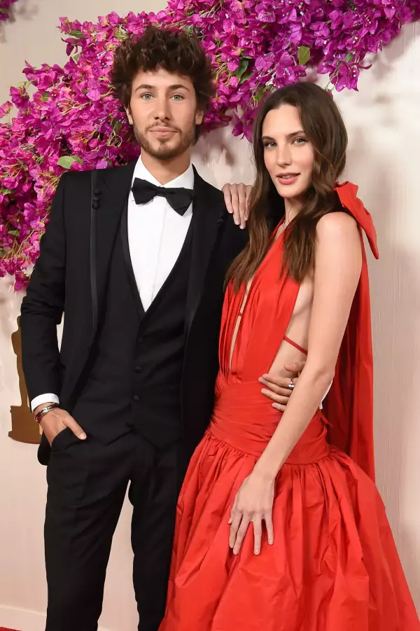 Juanpa Zurita y Macarena Achaga en los Oscar
