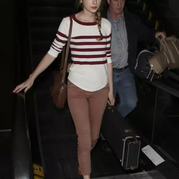 La correa larga de esta bolsa la hace súper cómoda y una aliada inseparable de Taylor Swift.