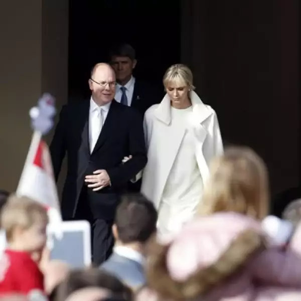 Hoy por la mañana, hora local, el príncipe Alberto II de Mónaco y su esposa Charlene llegaron a Palacio para el esperado momento: la presentación de sus mellizos ante el pueblo.