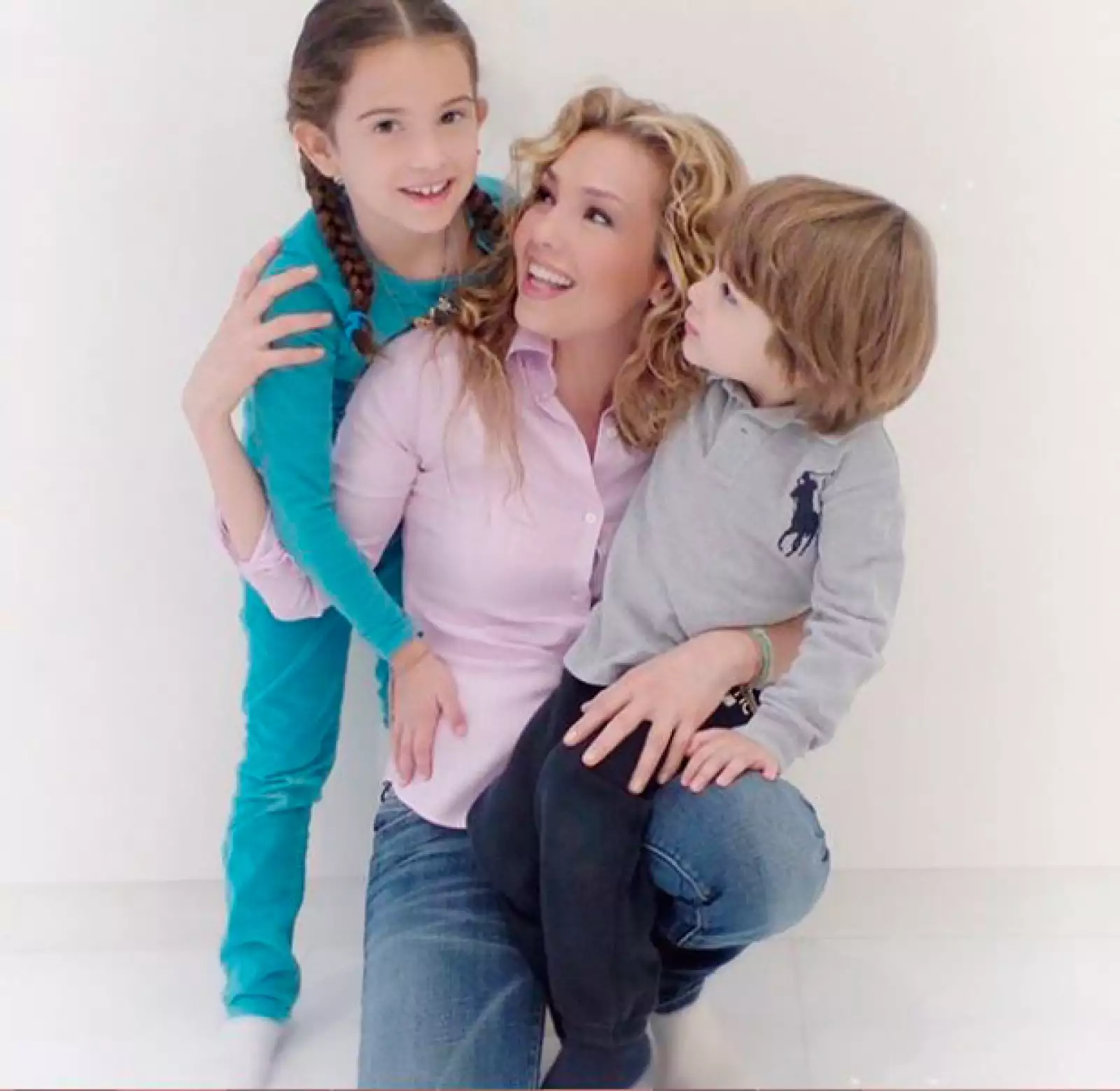 Con esta imagen Thalía nos sorprendió el pasados Día de las Madres, pues desde bastante tiempo atrás no había mostrado las caras de sus hijos. Esta imagen nos mostró ver cuánto han crecido.
