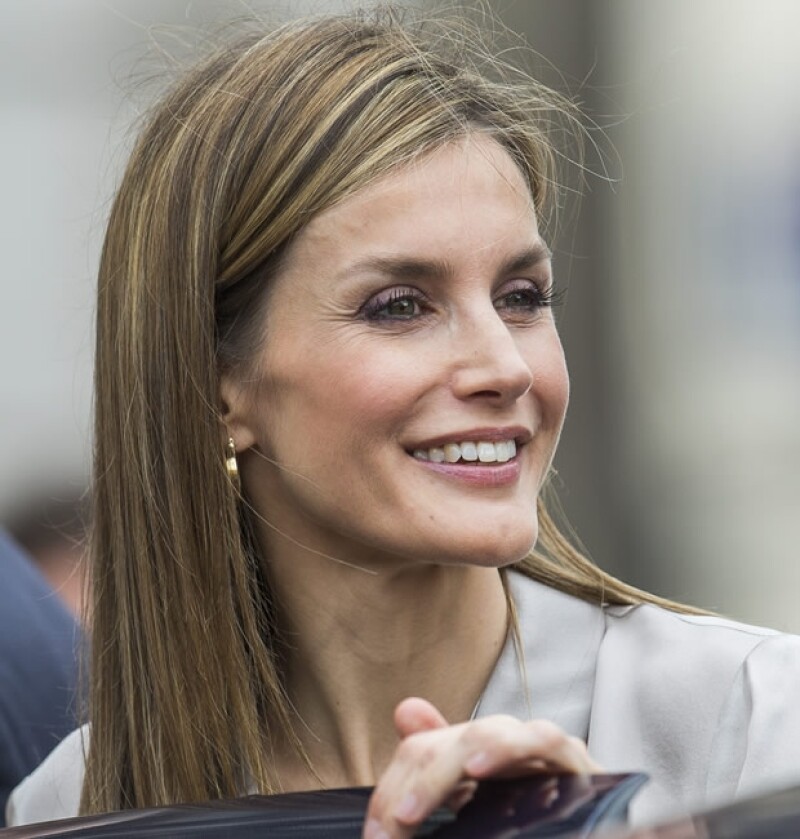 Según la revista alemana, Letizia sonríe por la gran felicidad de esperar su tercer hijo.