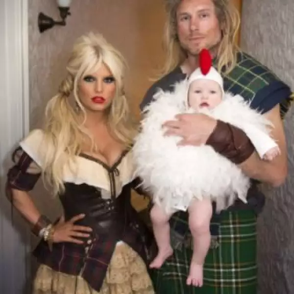 En el pasado Halloween Jessica Simpson, su pareja Eric Johnson y la pequeña Maxwell lucieron así en Halloween. La pequeña se veía muy tierna disfrazada de gallina.