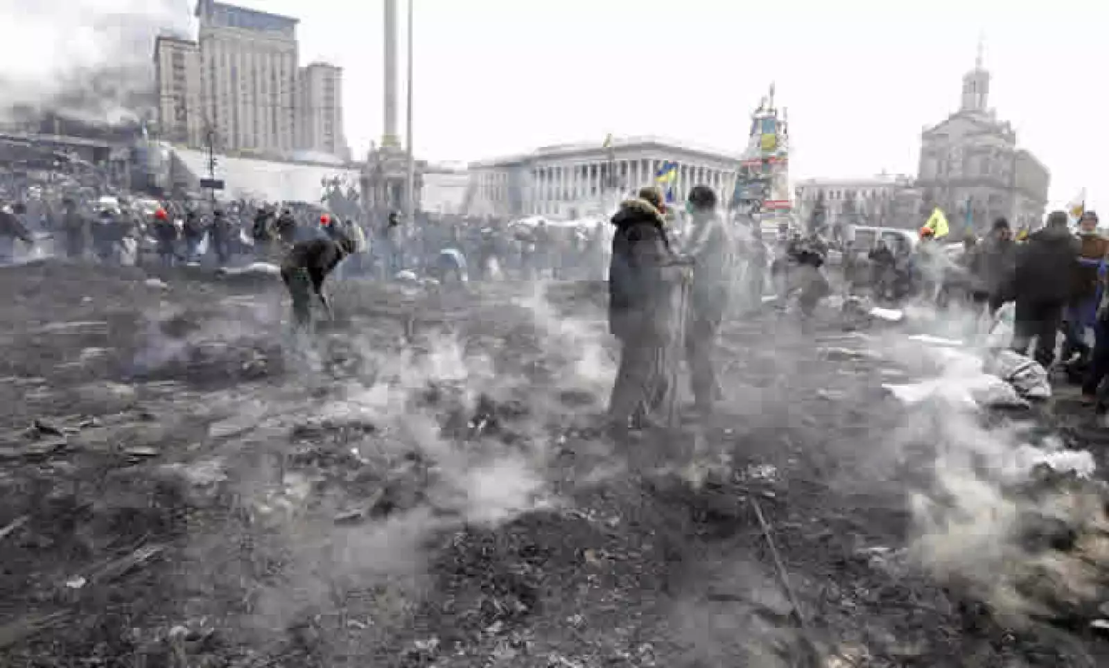 El presidente Viktor Yanukovich enfrenta presiones opuestas de ministros de la Unión Europea y de Rusia; se plantea un gobierno temporal hasta la celebración de nuevas elecciones, según fuentes.