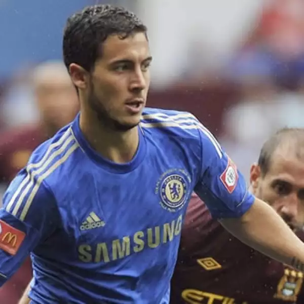 Eden Hazard disputa un balón