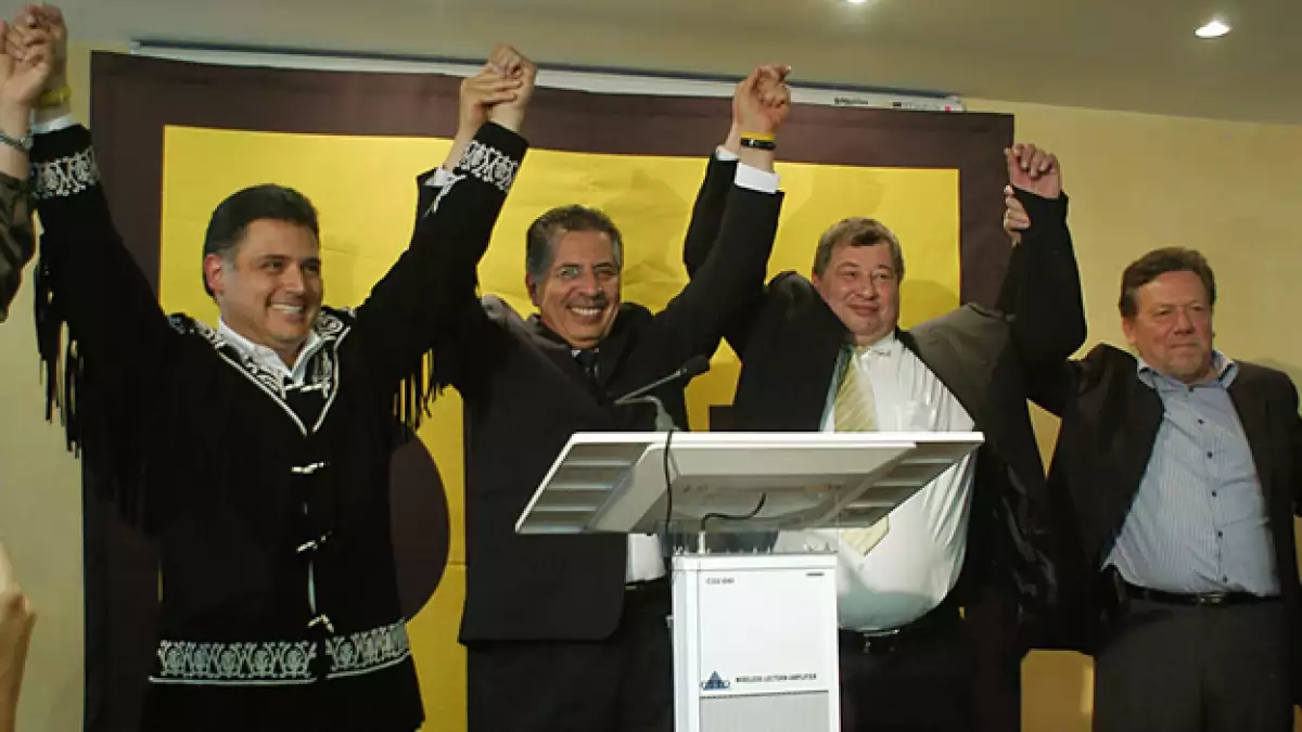 El candidato (i) fue presentado por la dirigencia del PRD; a su lado, el presidente del partido, Jesús Ortega