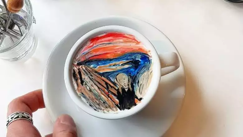 Un camarero surcoreano replica grandes obras de arte en pequeñas tazas de café