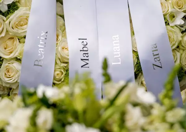 La princesa Beatriz, madre de Friso, su viuda Mabel y sus hijas Luana y Zaria dejaron un arreglo floral con sus nombres en la tumba de su padre.