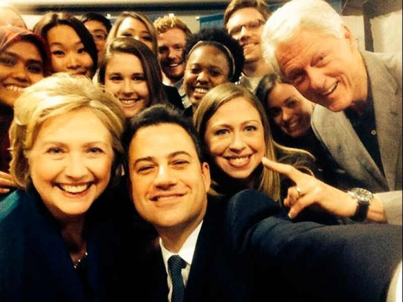 El presentador compartió esta imagen a lado de los Clinton y estudiantes.