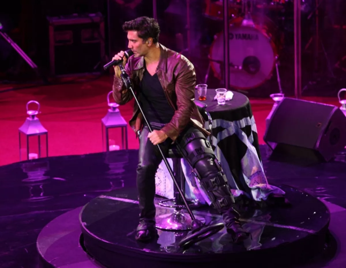 El Potrillo utilizó un aparato para imovilizar su pierna izquierda durante el concierto, el cual se quitó para estar más cómodo. Durante la velada interpretó éxitos como "Se me va la voz", "Canta corazón" y "Nube viajera".