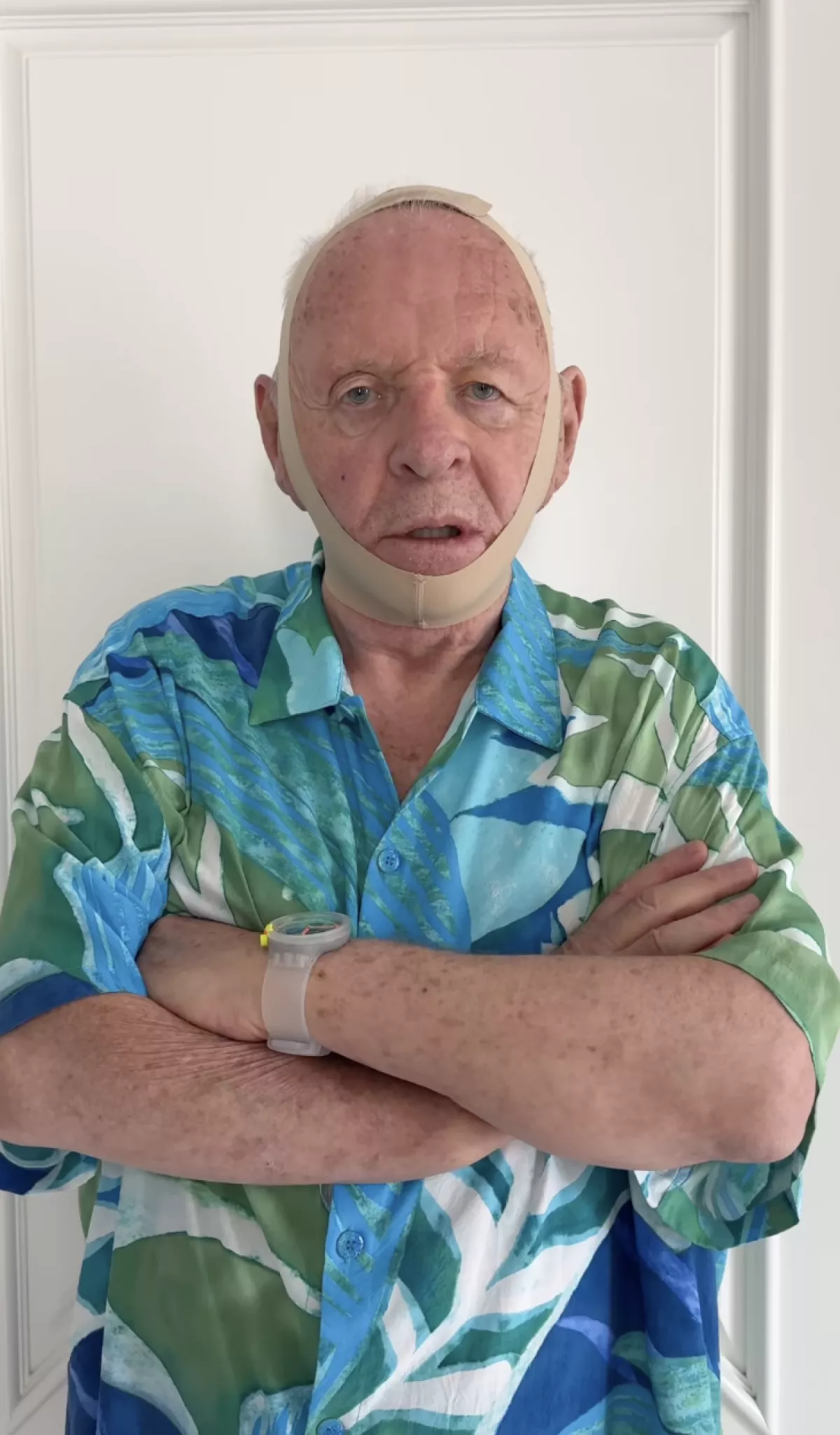 anthony-hopkins-mascarilla-skims.png