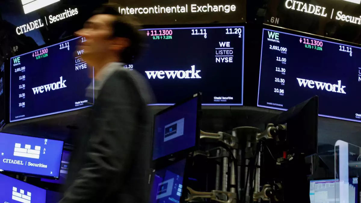 Entrada de edificio con nombre de wework
