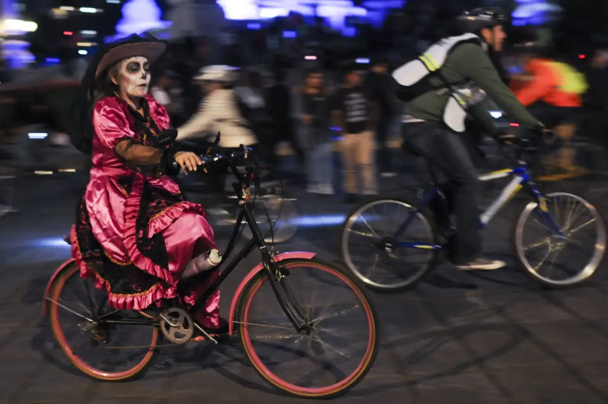 paseo-nocturno-ciclista-dia-muertos