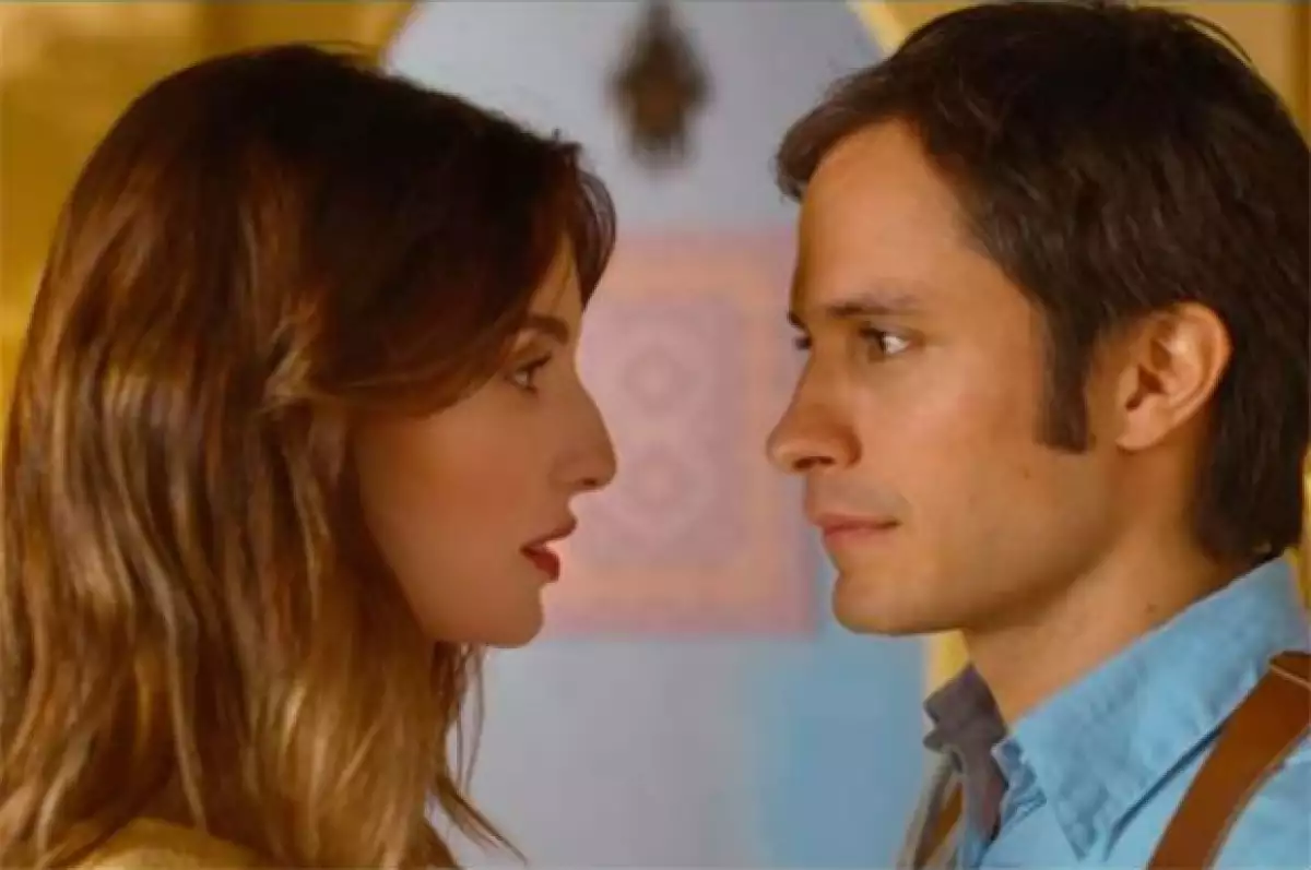 María Valverde es el interés romántico de Gael García en el último video de Calle 13.