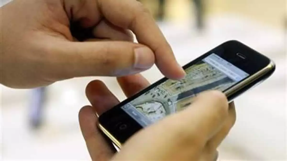 Imagen de archivo de una persona utilizando el Iphone de Apple, en Madrid. Junio 19 2009. La compañía noruega Opera Software anunció que lan