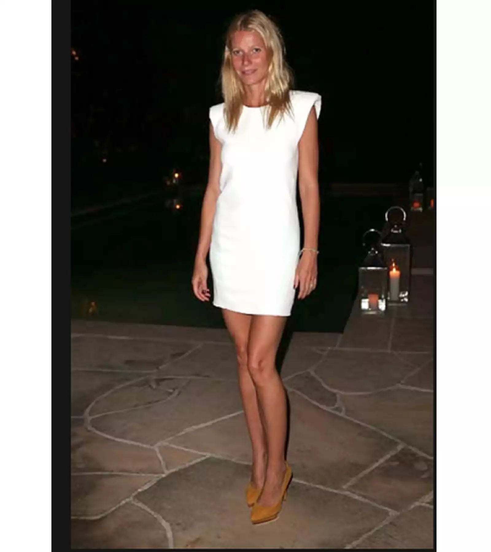 Hace algunos años la actriz contrastó un vestido blanco con unos pointy heels en naranja.