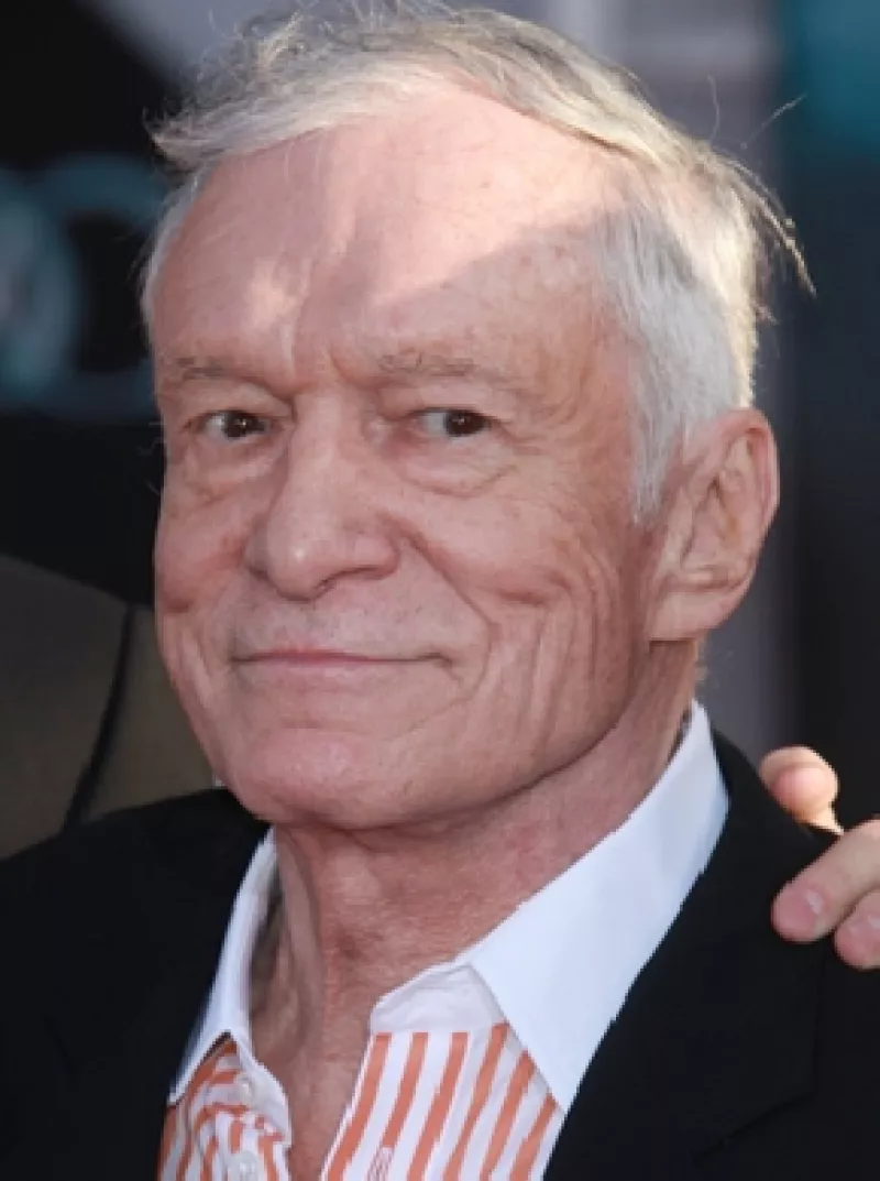 El magnate de Playboy respondió a través de Twitter las declaraciones que hizo Crystal sobre su relación como pareja en la intimidad.