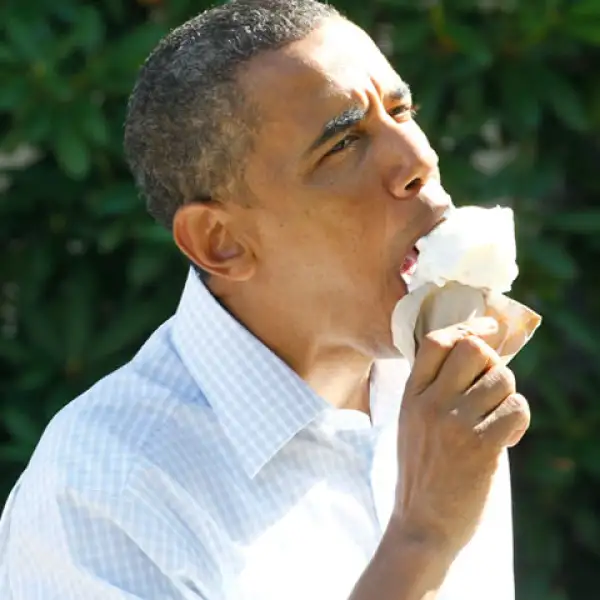 Barack Obama sin duda disfruta comer helado y si es de Island Snow en Hawai mucho mejor.