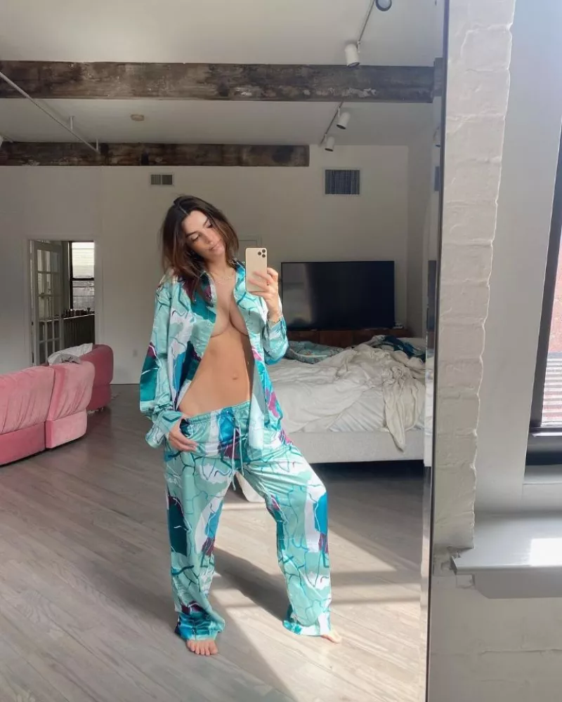 Emily Ratajkowski 