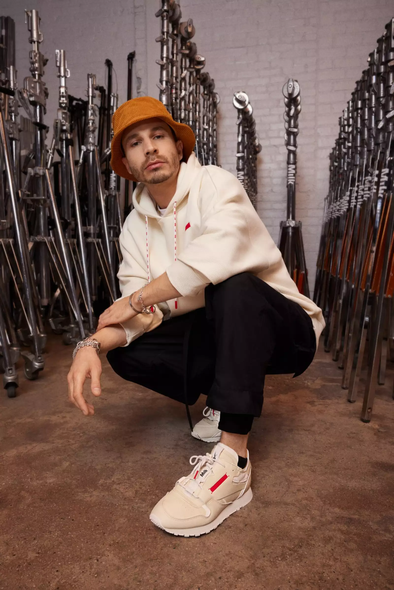 Hmbre posando con los nuevos reebok milk, para trabajar y divertirte al mismo tiempo.