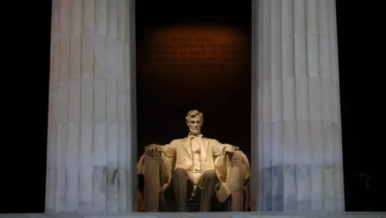 Los cierres más visibles para el público son los de los museos en Washington, que indignan a turistas. En la imagen, el Memorial de Lincoln cerró su puertas este martes.