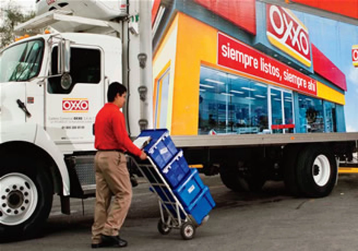 FEMSA tiene la meta de abrir tres tiendas Oxxo por día. (Foto: Especial)