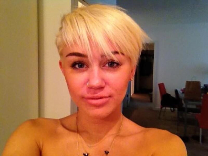 Miley Cyrus subió este lunes esta imagen para seguir presumiendo su nuevo look.