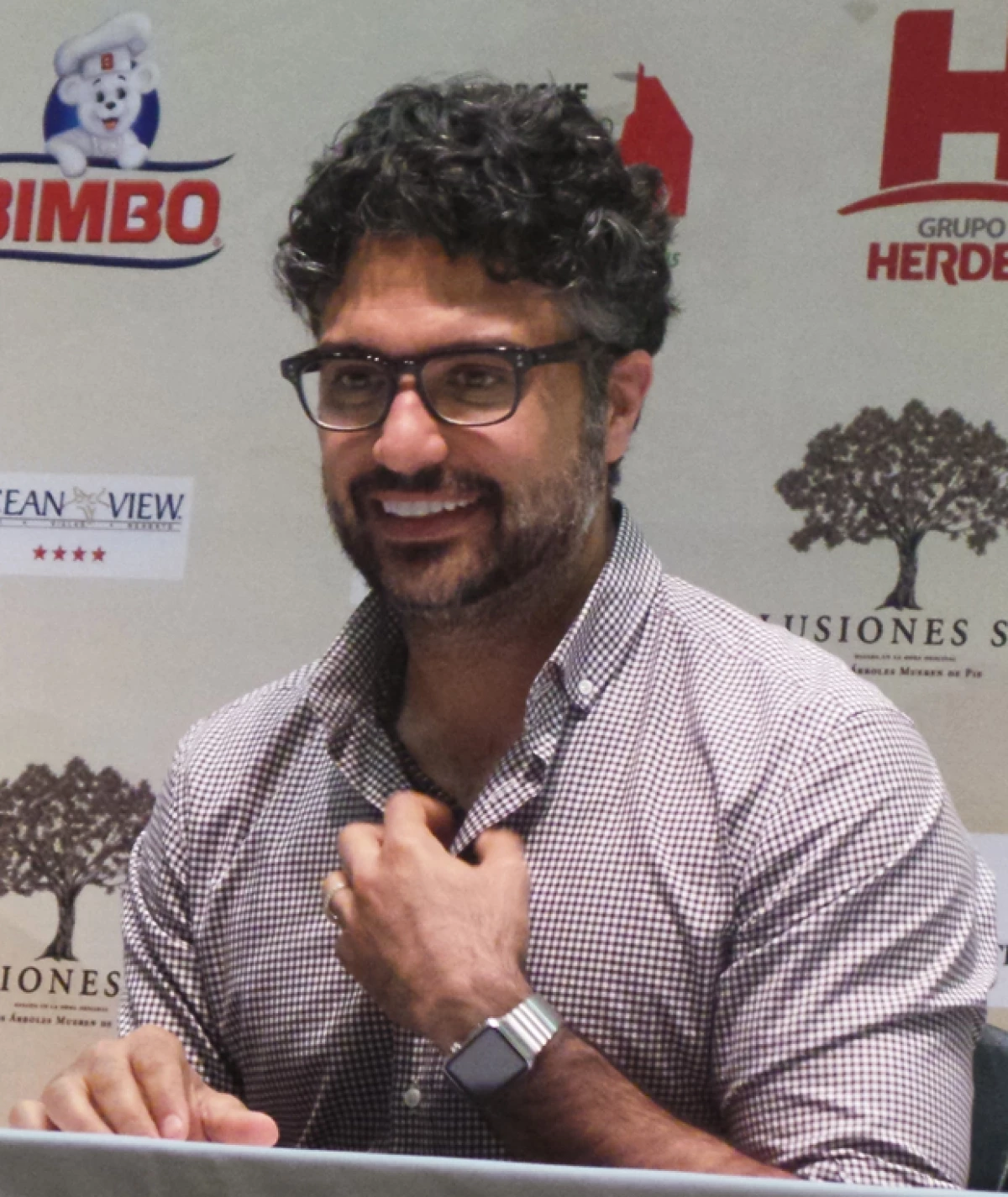Acompañamos al actor a Campeche, donde presentó su nueva película y aprovechó para expresar cuánto extraña a los pequeños Elena y Jaime cuando está lejos de ellos.