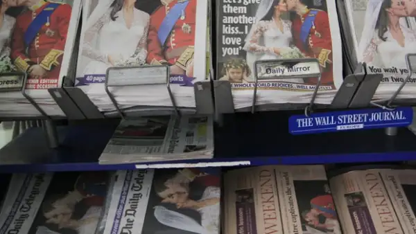 La fotografía que aparece en las primeras planas de los diarios británicos es la imagen del beso que Guillermo y Catalina se dieron en el balcón del Palacio de Buckingham.