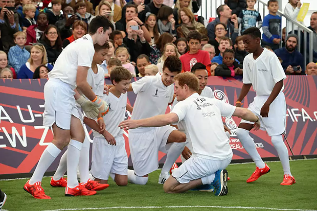 El príncipe compartió cancha con niños y adolescentes neozelandeses.
