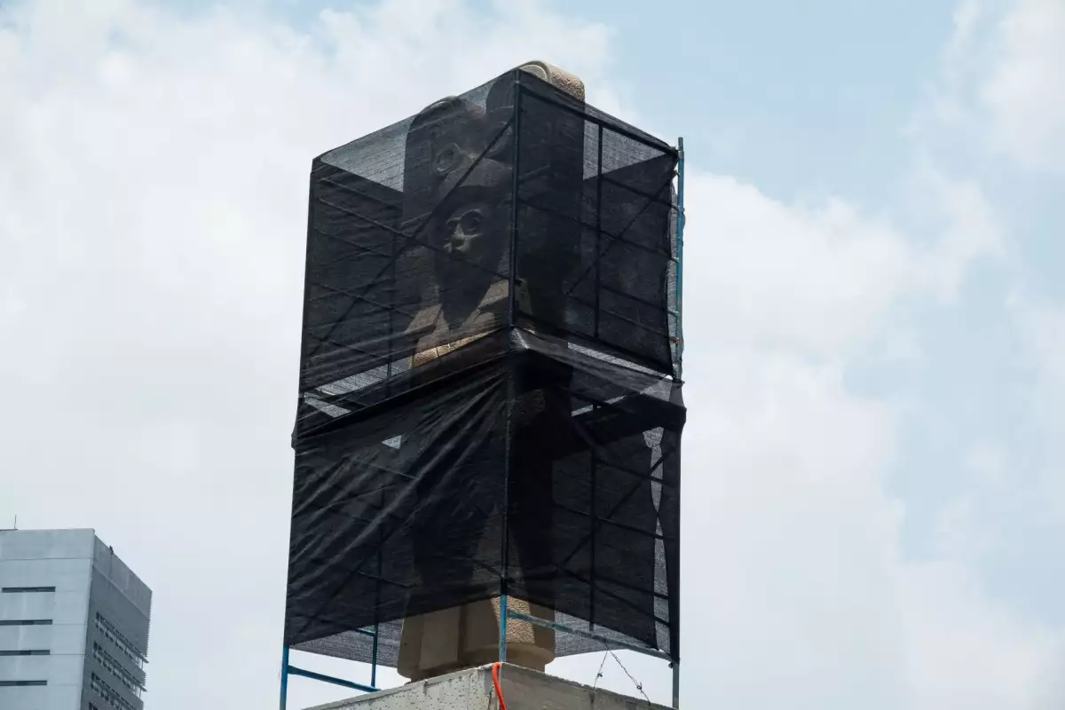 Instalan la escultura de la joven de Amajac a un costado de la nombra Glorieta de las Mujeres que Luchan.