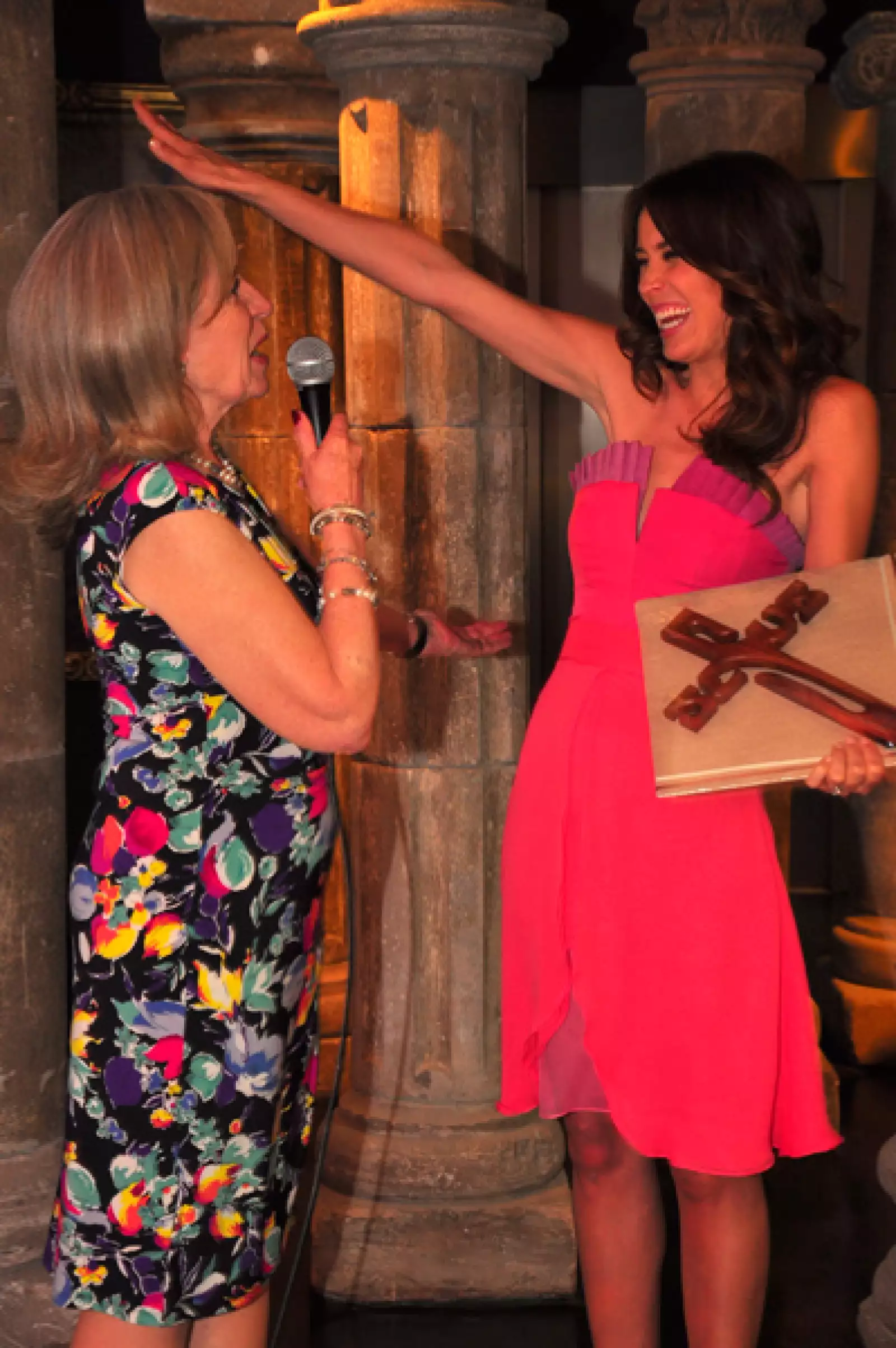 Virginia Fuente le dio una cruz