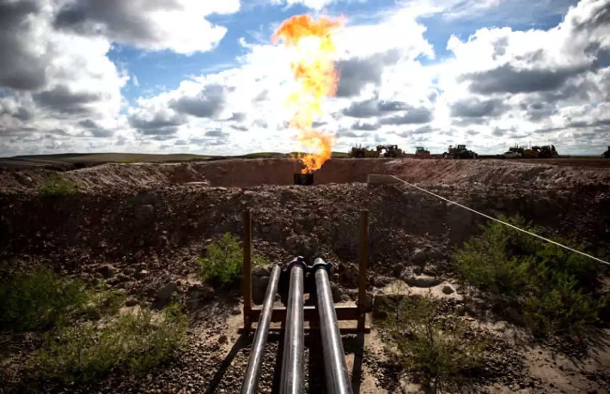 Una llamarada de gas emerge de un pozo de petr�leo en Williston, Dakota del Norte (Getty Images)