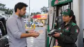 Un hombre intenta pagar la gasolina en efectivo; sin embargo, la gasolinera solo acepta pagos con tarjeta o a través de CoDi, como parte de la aplicación gradual de la Ley de Economía Digital, cuya prueba comenzó en gasolineras y casetas.