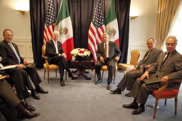 MÉXICO, D.F., 05MARZO2012.- Joseph Biden, Vicepresidente de los Estados Unidos, durante la reunion que mantuvo con Andres Manuel Lopez Obrador, precandidato a las presidencia de la república por el PRD, PT y MC en un conocido hotel de la avenida Reforma.
FOTO: CUARTOSCURO.COM