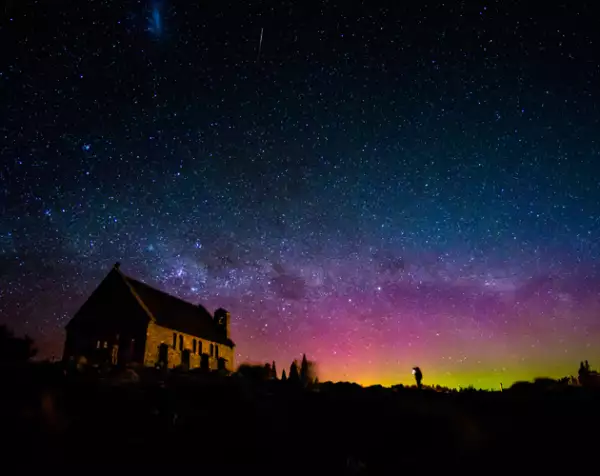 Si no eres científico ni piloto es muy probable que no logres llegar a la Antártida, el mejor lugar para ver la aurora austral. Pero todavía puedes ver la aurora desde las puntas del sur de Sudamér...