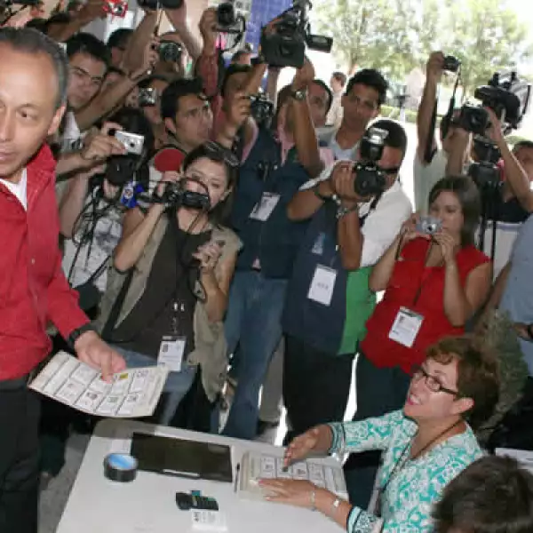 En Chihuahua inició la jornada electoral con la apertura del 94.5 por ciento de casillas y en un ambiente de tranquilidad. El gobernador, José Reyes Baeza, emitió su sufragio en la casilla 805 básica que se ubica en el Colegio Evers.