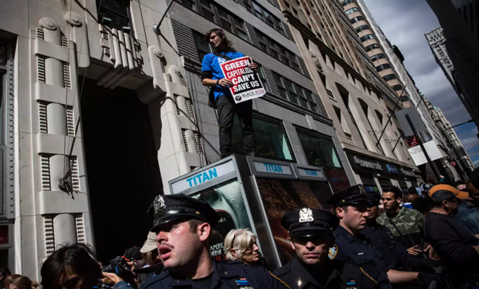 El grupo tiene sus raíces en el movimiento de Occupy Wall Street que comenzó en un parque de Manhattan en 2011 para protestar contra lo que consideraban prácticas bancarias que estaban al servicio del 1 por ciento más rico, excluyendo al 99 por ciento de 