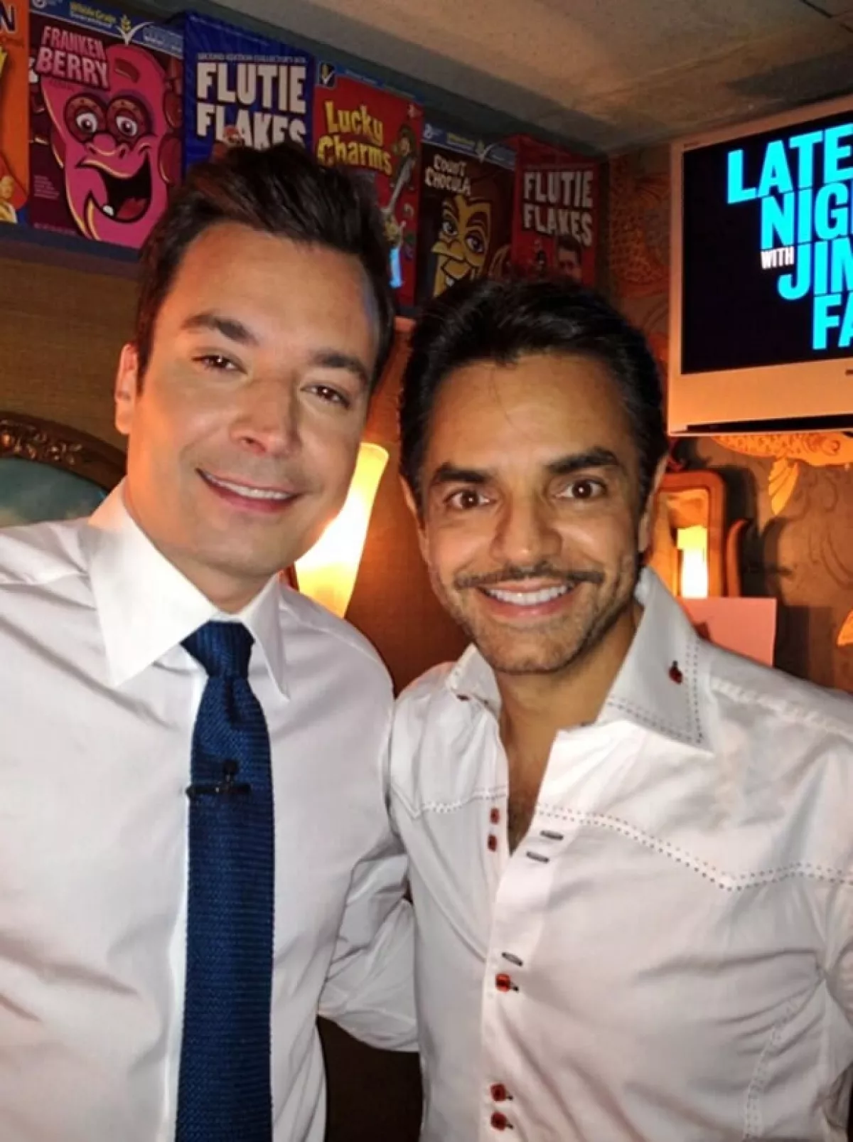 "With my New Friend @jimmyfallon ! Thanks for inviting me! (Con mi amigo Jimmy Fallon. Gracias por invitarme)", escribió Eugenio junto con esta foto.