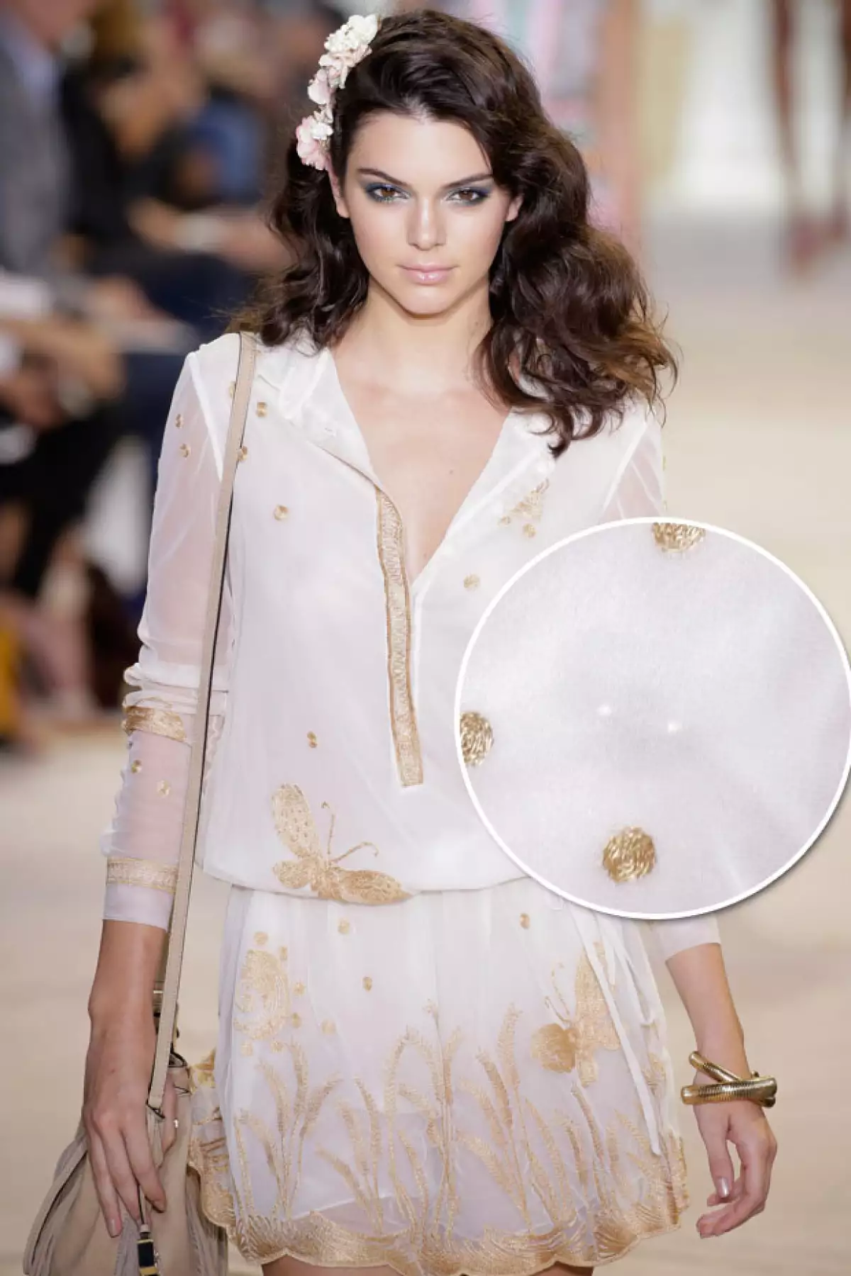 Un romper transparente con detalles dorados, fue el toque perfecto para que su nipple piercing quedara al descubierto.