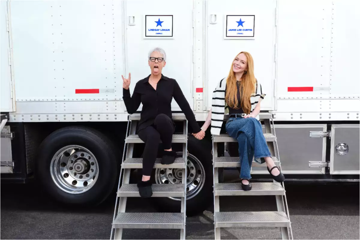 Foto de Jamie Lee Curtis y Lindsay Lohan sentadas en las escaleras de entrada a sus trailers de grabación de la película 'Un viernes de Locos 2'.