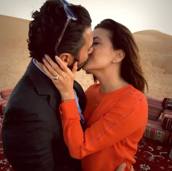 Así le propuso matrimonio Pepe a Eva: con un anillo de rubí en el desierto de Dubái.