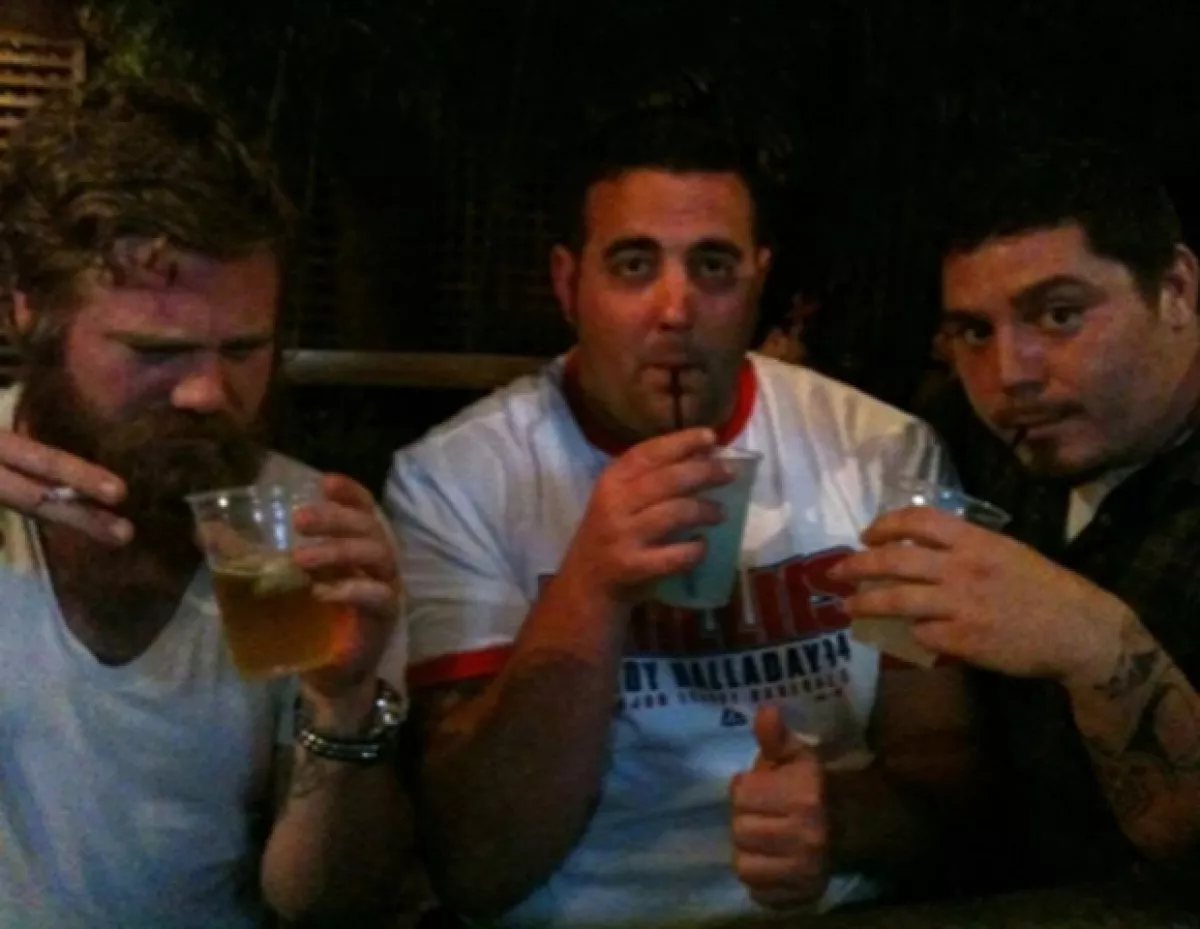 Ryan Dunn con unos amigos, el de la extrema derecha es Zac Hartwell quien también murió en el accidente.