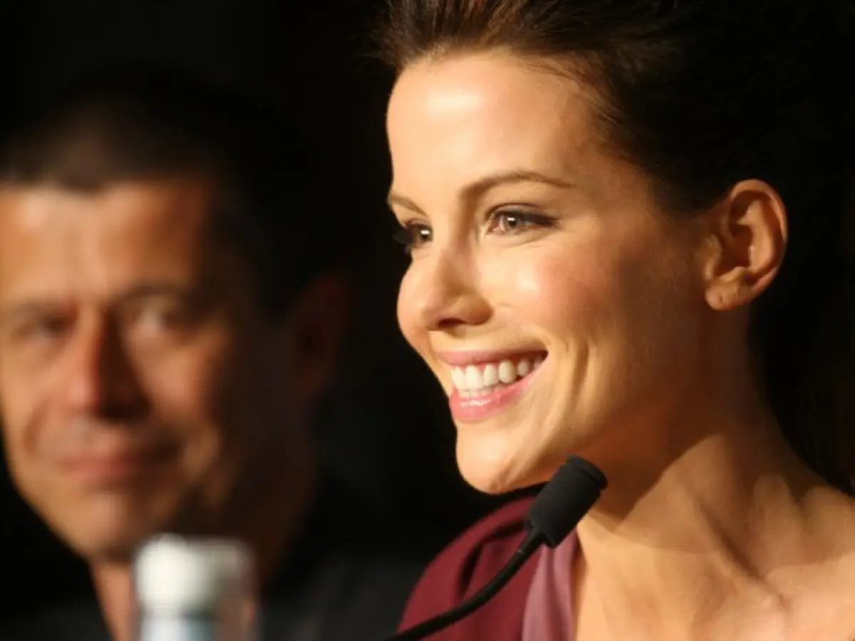 Kate Beckinsale muy sonriente durante la conferencia del jurado.