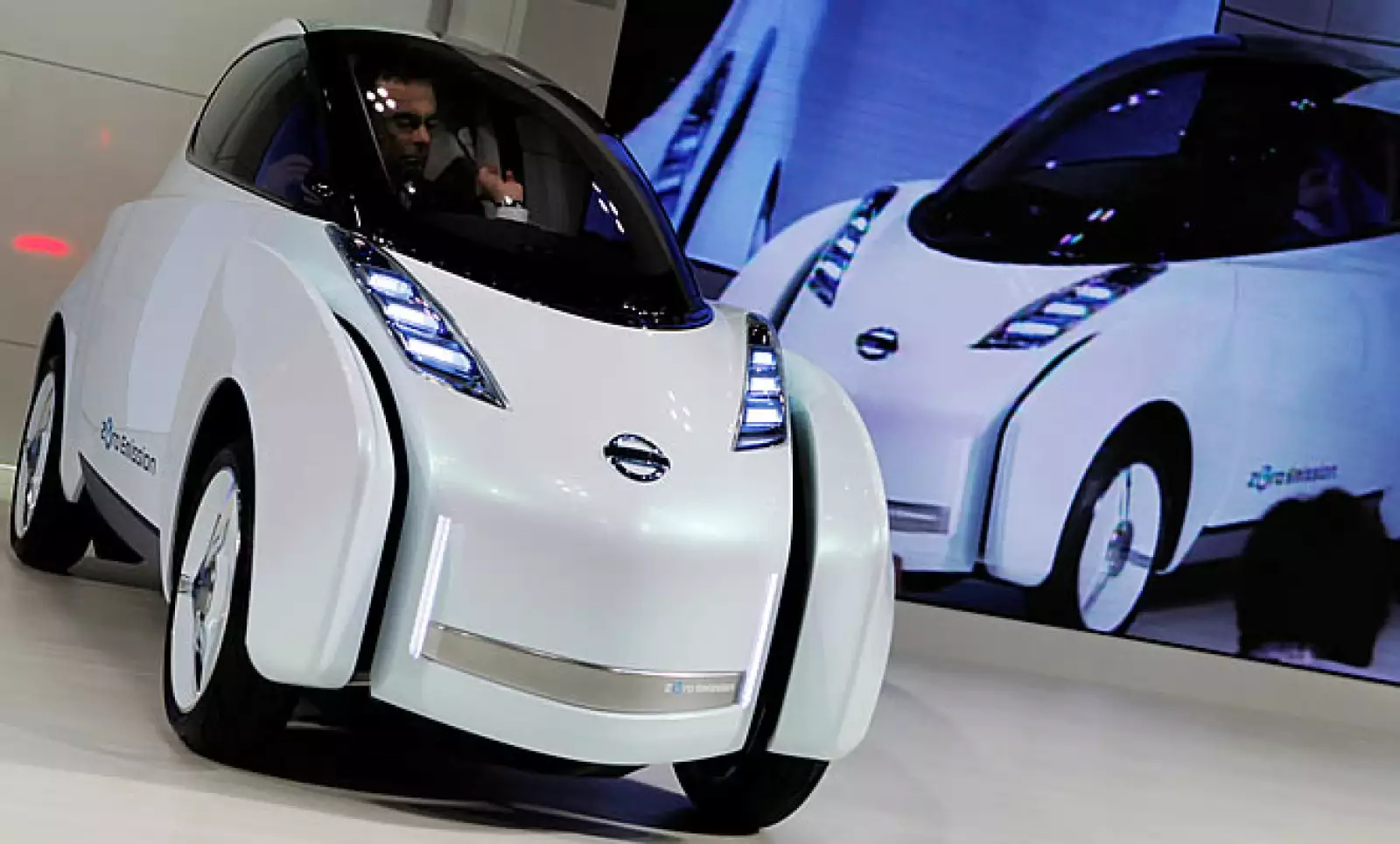 El Land Glider es un automóvil de la firma japonesa, Nissan, que se recarga al estar en movimiento, tiene un sistema que inclina el vehículo unos 17 grados para poder recorrer curvas de mejor manera.