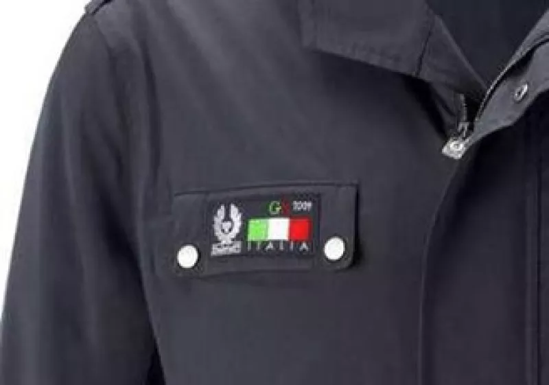 La chaqueta protege contra la lluvia y tiene un logo del G8 en el bolsillo derecho. (Foto: Reuters)