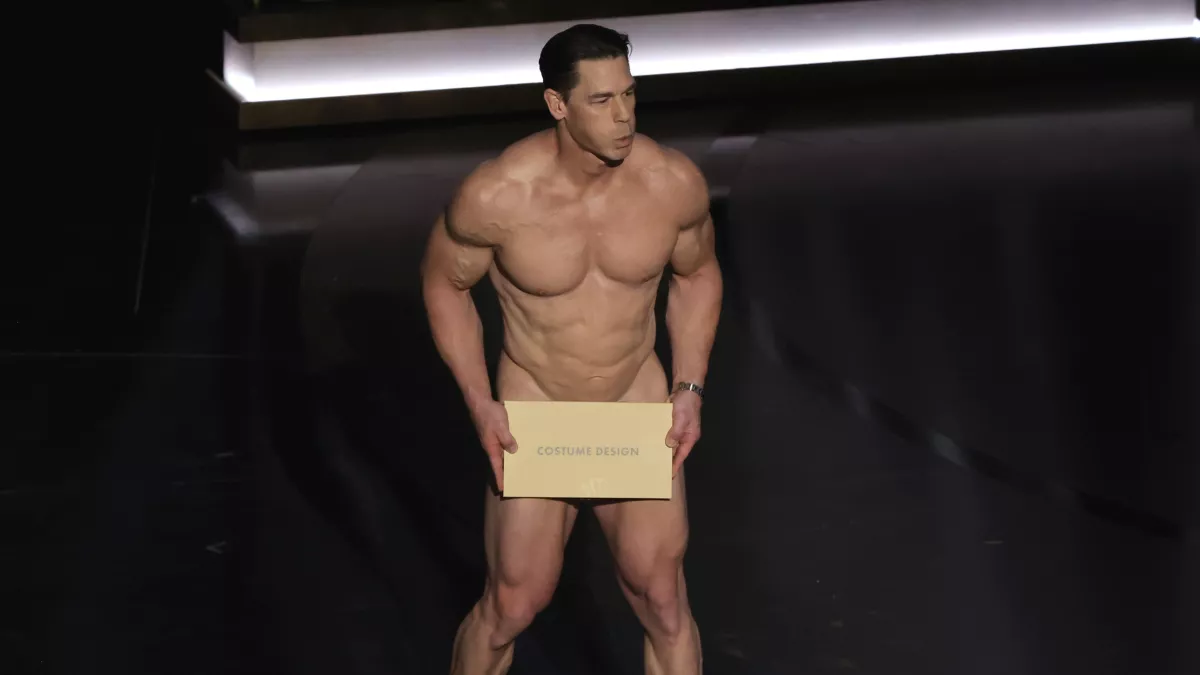 John Cena aparece desnudo y usando Birkenstock en el escenario de los Oscar