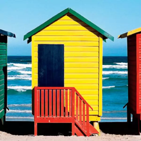 A lo largo de la playa de Muizenberg, en False Bay, se aprecian pequeñas cabañas de diferentes colores que resaltan con el blanco de la arena.
