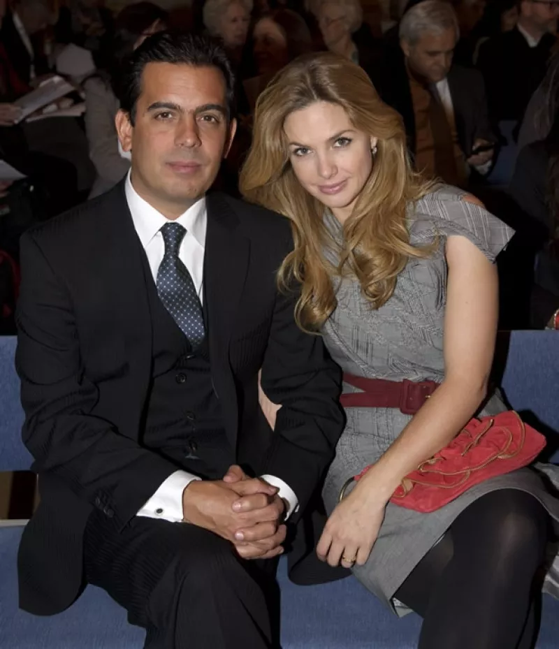 La mexicana acompañó a su novio, Gonzalo Vargas Llosa, a la entrega del premio que recibió su papá en Estocolmo. Dicen que gastó 320 mil euros en sus outfits para los diferentes eventos.