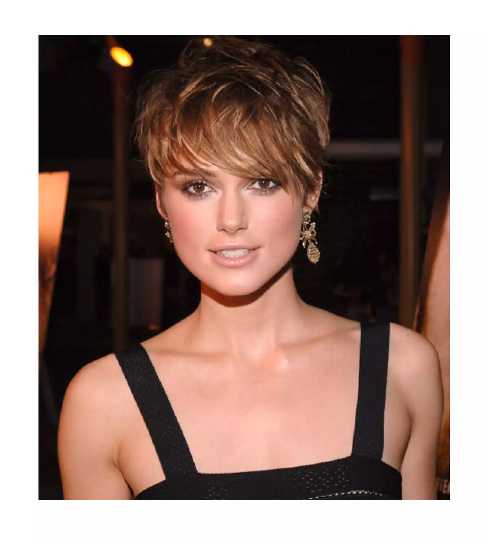 Un pelo con tanto movimiento y unos ojos smokey deben llevar labios sutiles.