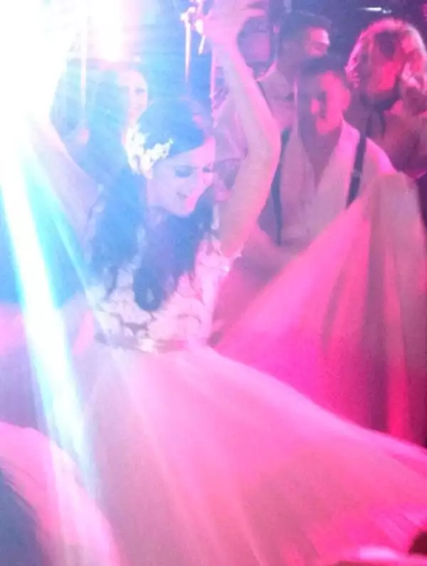 Marisol lució durante el baile un vestido con vuelo, mucho más cómodo para ese momento de la fiesta,